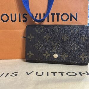 100% Authentic vintage Louis Vuitton Monogram Tressor wallet.